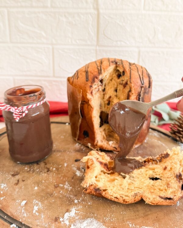 Pão doce com chocolate derretido