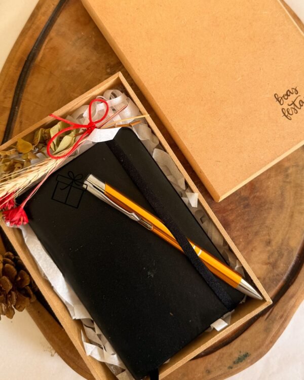 Caderno e caneta em caixa de presente
