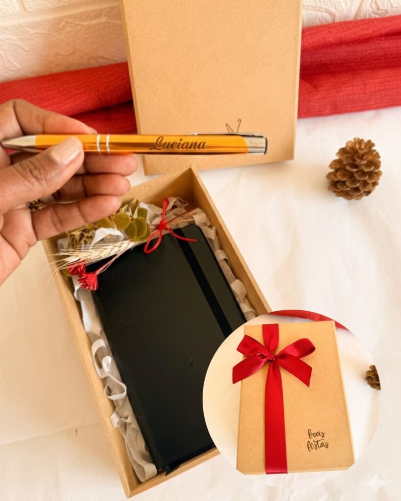 Caneta e caderno em embalagem decorada