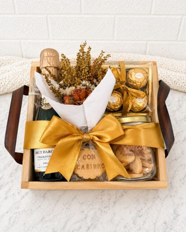 Um brinde a momentos inesquecíveis! A Box Essência Dourada une espumante, chocolates e flores para uma surpresa cheia de sofisticação.