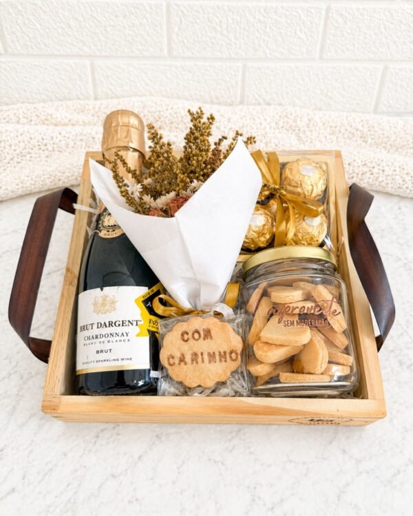 Um brinde a momentos inesquecíveis! A Box Essência Dourada une espumante, chocolates e flores para uma surpresa cheia de sofisticação.
