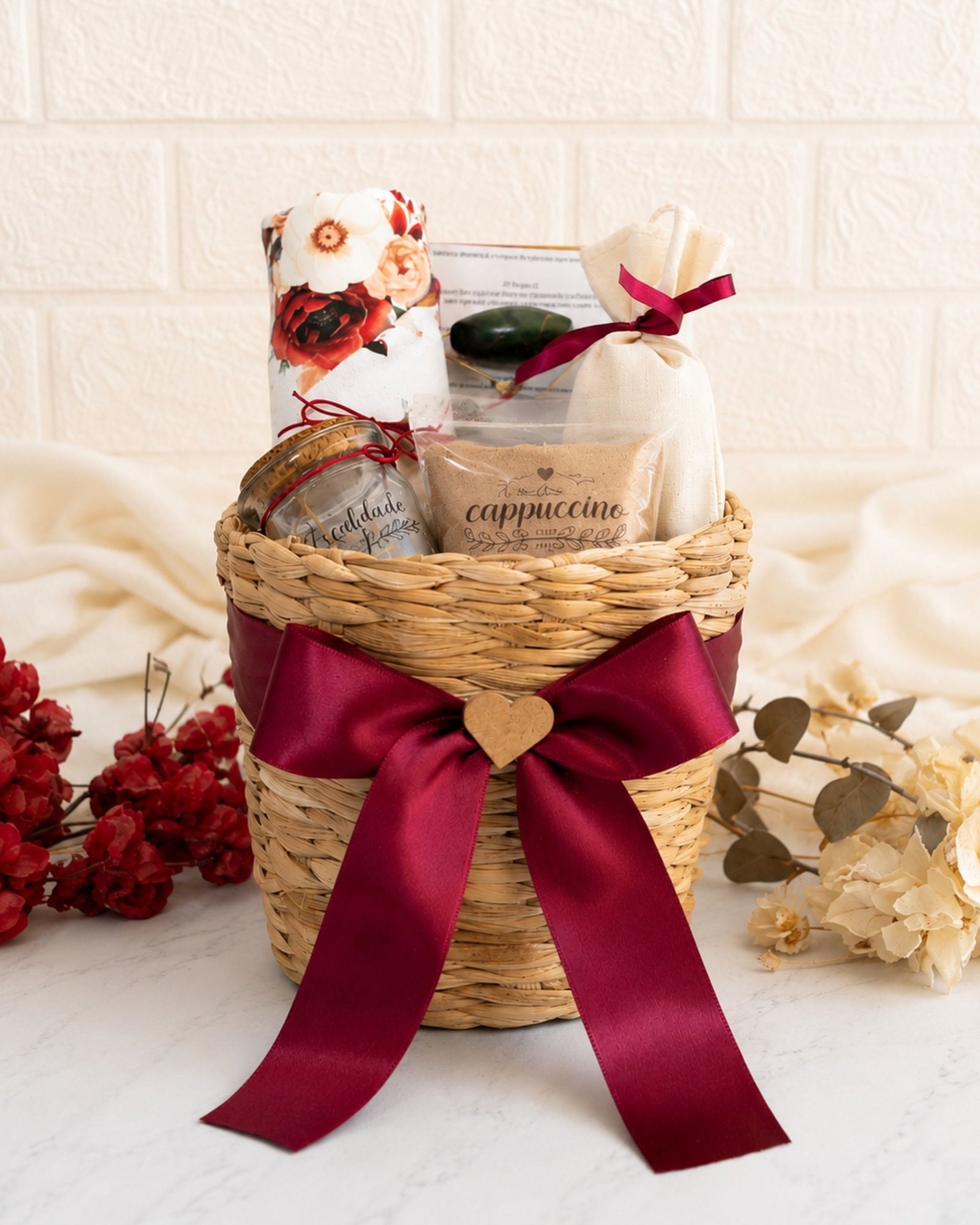 Um kit de relaxamento e autocuidado! Itens para renovar as energias e cuidar de si com muito afeto. Presente ideal para quem merece uma pausa feito pela Lu Cestas de Café da Manhã.