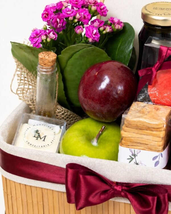 Um café da manhã perfeito e inesquecível! A Cesta Box Doce Presença é repleta de pães, frutas e delícias para demonstrar todo o seu carinho e afeto.