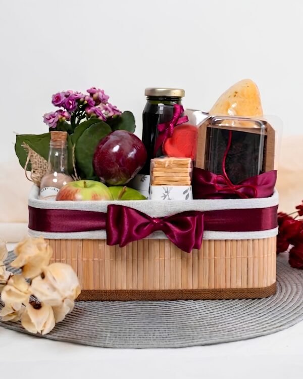 Um café da manhã perfeito e inesquecível! A Cesta Box Doce Presença é repleta de pães, frutas e delícias para demonstrar todo o seu carinho e afeto.