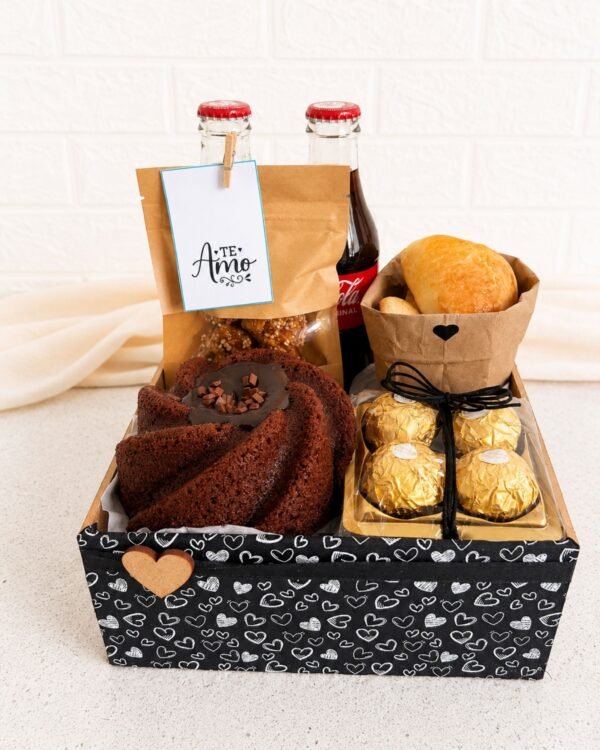 A sua festa de aniversário completa em uma caixa chic, com um bolo delicioso, doces especiais e petiscos para celebrar com muito sabor. Feita por Lu Cestas de Café da manhã