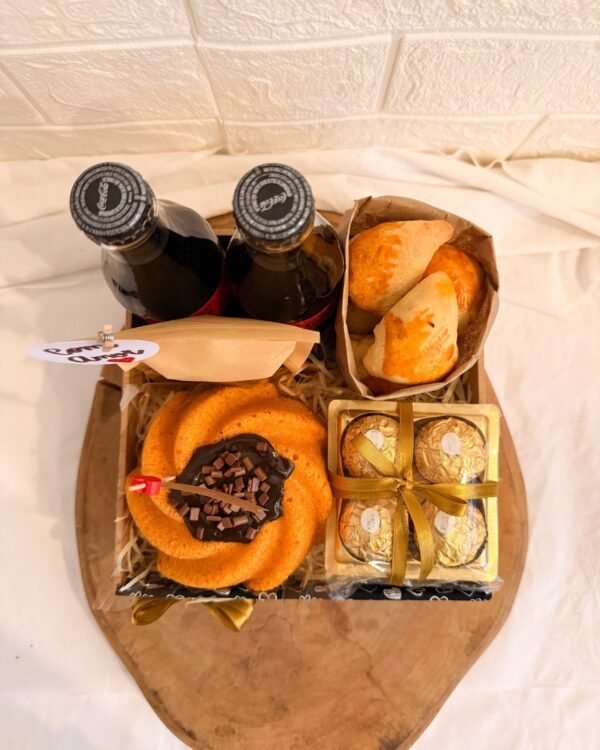A sua festa de aniversário completa em uma caixa chic, com um bolo delicioso, doces especiais e petiscos para celebrar com muito sabor. Feita por Lu Cestas de Café da manhã