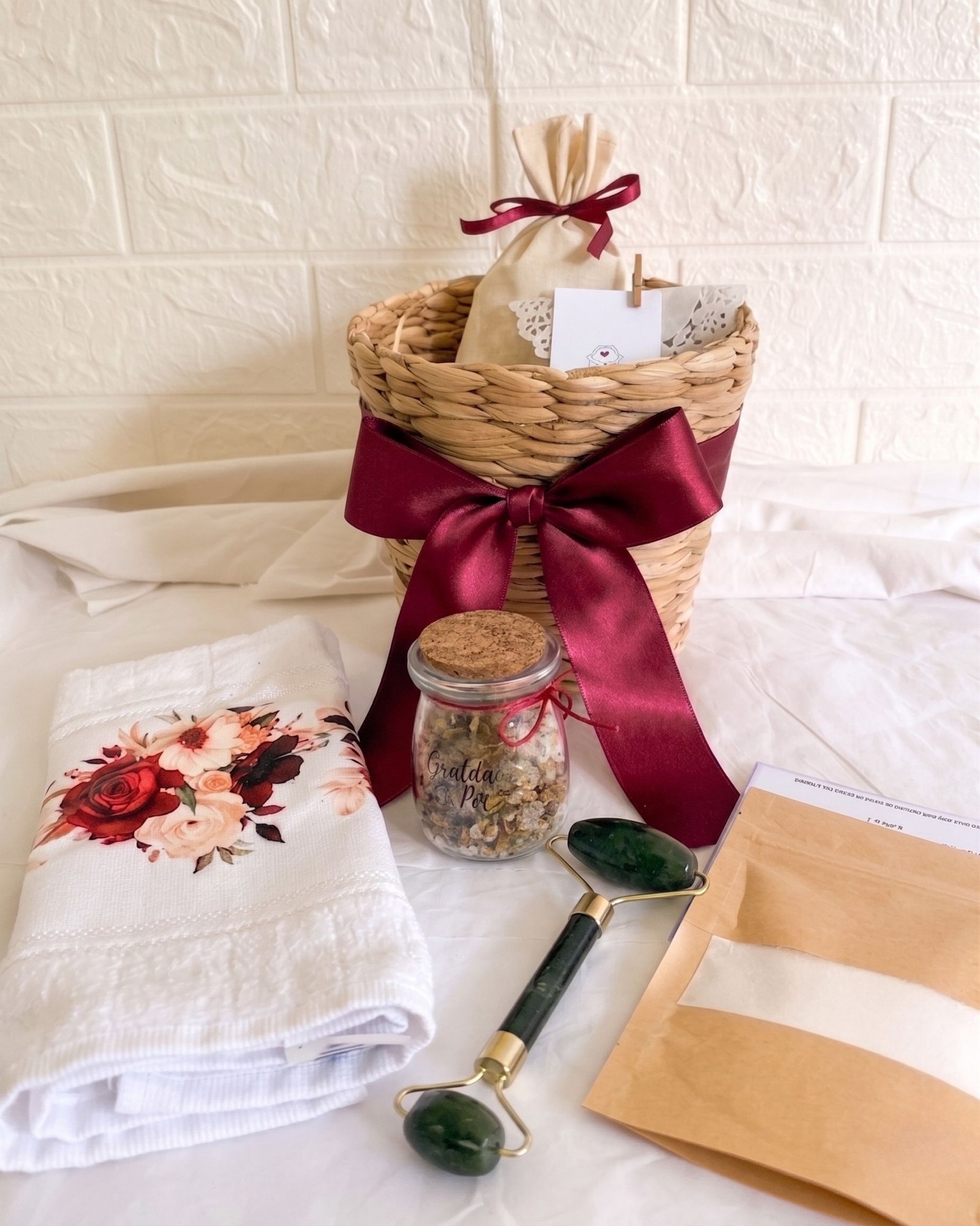 Um kit de relaxamento e autocuidado! Itens para renovar as energias e cuidar de si com muito afeto. Presente ideal para quem merece uma pausa feito pela Lu Cestas de Café da Manhã.