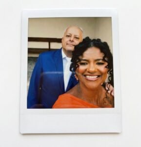 Fotografia impressa no estilo Polaroid de um casal sorrindo. Opção de foto revelada para adicionar um toque afetivo e personalizar a cesta de café da manhã.
